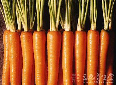 胡萝卜内有大量的植物纤维，强大的吸水性使其很容易在肠道内膨胀，是肠道中的“充盈物质”，可加强肠道的蠕动，从而利膈宽肠，通便防癌